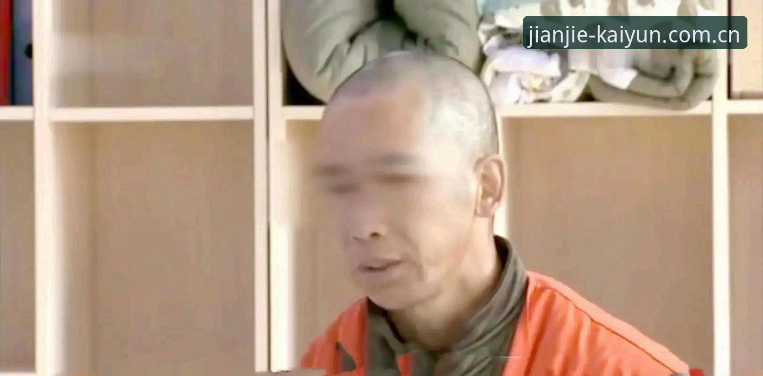 半夜一点半，老张发来微信语音，声音压得很低，像是躲着老婆在阳台说话：“哥们，利物浦那场角球数，你那个苹果手机上能实时调出来吗？我这边网页端卡在第三轮就不动弹了。”我给他发了个截图，是我iPhone上开云登录入口登录苹果版的界面，红圈标着赛程数据更新到第84分钟，角球4比2，黄牌数、射正率、控球百分比全在屏幕下方一字排开，绿底白字，清楚得像大白天看记分牌。老张回了个竖大拇指的表情，说回头请我喝精酿。